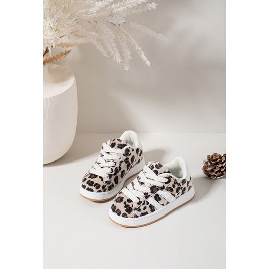 Trendy Sneakers in opvallende luipaardprint.
