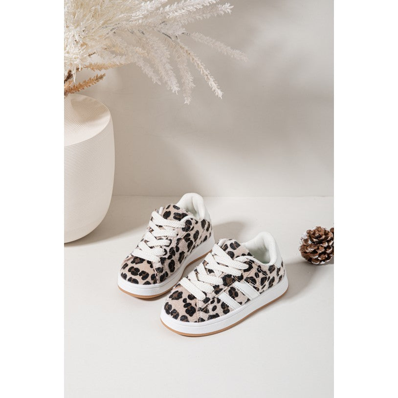 Trendy Sneakers in opvallende luipaardprint.